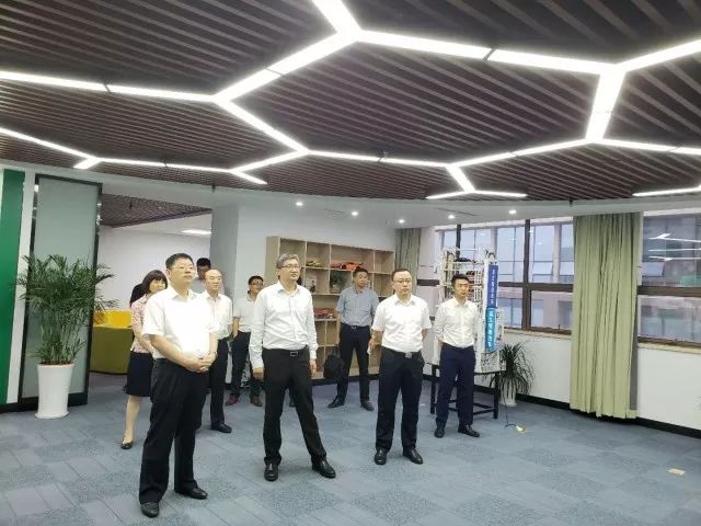 南京市委常委、江北新区党工委专职副书记罗群一行 莅临江苏绿金 南京市委常委、江北新区党工委专职副书记罗群一行 莅临江苏绿金